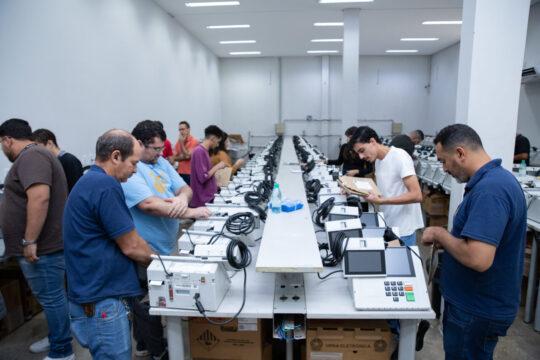 TRE-GO inicia carga e lacre das urnas eletrônicas para as Eleições 2026