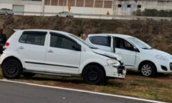Colisão entre dois carros deixa mulher ferida na BR-050, em Catalão