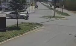 Câmera registra acidente entre carro e moto; motorista foge sem prestar socorro em Catalão