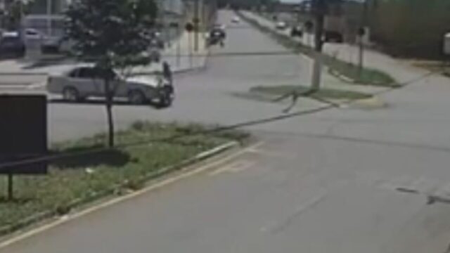 Câmera registra acidente entre carro e moto; motorista foge sem prestar socorro em Catalão