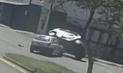 Câmera de segurança registra capotamento após acidente entre dois carros em Catalão Câmera de segurança registra capotamento após acidente entre dois carros em Catalão