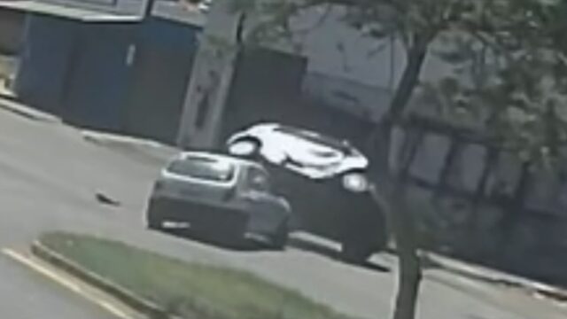 Câmera de segurança registra capotamento após acidente entre dois carros em Catalão