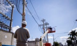 Equatorial Goiás realiza obras de modernização da rede durante desligamento programado Equatorial Goiás realiza obras de modernização da rede durante desligamento programado