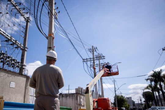 Equatorial Goiás realiza obras de modernização da rede durante desligamento programado