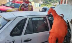Motorista fica ferido após carro bater contra muro de residência em Caldas Novas Motorista fica ferido após carro bater contra muro de residência em Caldas Novas