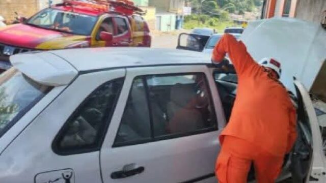 Motorista fica ferido após carro bater contra muro de residência em Caldas Novas