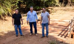 Prefeito de Cumari acompanha obras de recuperação das estradas rurais Prefeito de Cumari acompanha obras de recuperação das estradas rurais