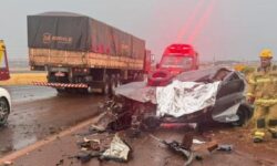 Colisão entre carro e veículo de grande porte deixa uma pessoa morta na GO-210, em Santa Helena de Goiás Colisão entre carro e veículo de grande porte deixa uma pessoa morta na GO-210, em Santa Helena de Goiás