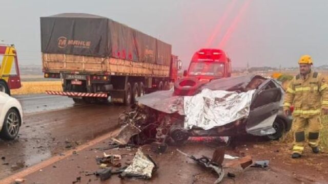 Colisão entre carro e veículo de grande porte deixa uma pessoa morta na GO-210, em Santa Helena de Goiás