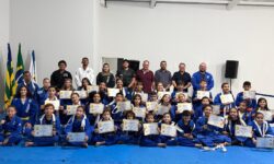 Atletas de jiu-jítsu participam de cerimônia de troca de faixas em Corumbaíba