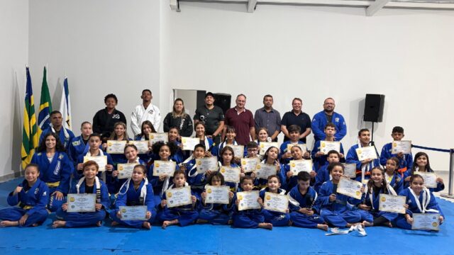 Atletas de jiu-jítsu participam de cerimônia de troca de faixas em Corumbaíba