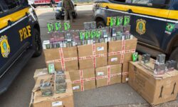 Cigarros eletrônicos e perfumes são apreendidos em bagageiro de ônibus, na BR-153 em Hidrolândia