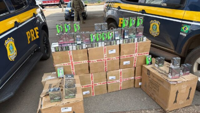 Cigarros eletrônicos e perfumes são apreendidos em bagageiro de ônibus, na BR-153 em Hidrolândia