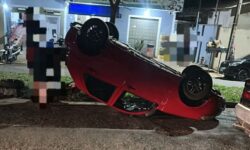 Carro capota após perder o controle e atingir veículo estacionado em Catalão Carro capota após perder o controle e atingir veículo estacionado em Catalão