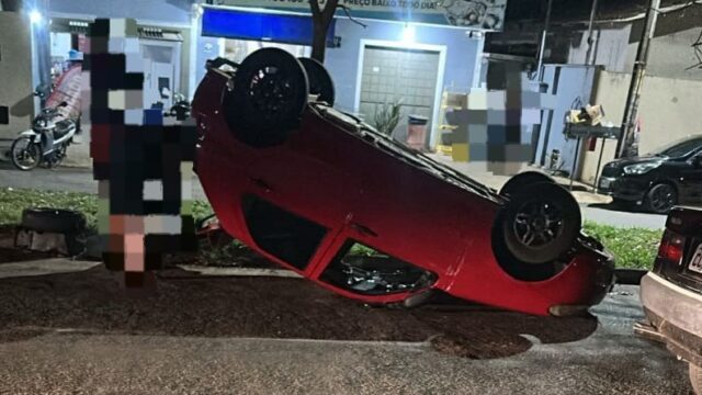 Carro capota após perder o controle e atingir veículo estacionado em Catalão