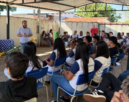 Alunos participam de ação sobre valorização da vida e combate ao bullying em Corumbaíba