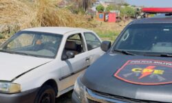 CPE localiza carro furtado em terreno baldio em Catalão CPE localiza carro furtado em terreno baldio em Catalão