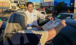Catalão: Mais um “Adesivaço do Jamil Calife” mobiliza centenas de carros e grande aglomeração na Praça das Bandeiras Catalão: Mais um “Adesivaço do Jamil Calife” mobiliza centenas de carros e grande aglomeração na Praça das Bandeiras