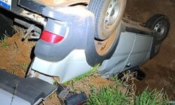 Caminhonete capota na rotatória de acesso ao Bairro Shopping Park, em Uberlândia Caminhonete capota na rotatória de acesso ao Bairro Shopping Park, em Uberlândia