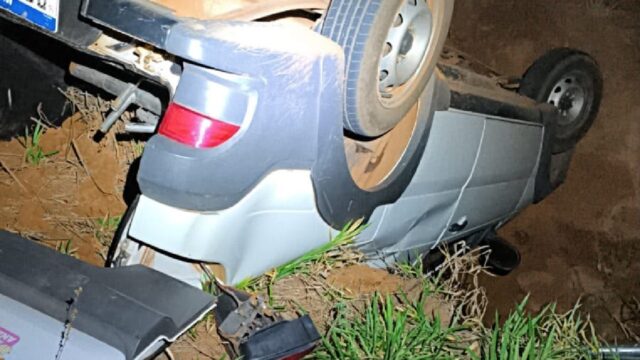 Caminhonete capota na rotatória de acesso ao Bairro Shopping Park, em Uberlândia