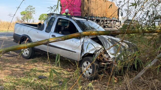 Motorista fica gravemente ferido após carro sair da pista na BR-050, em Catalão