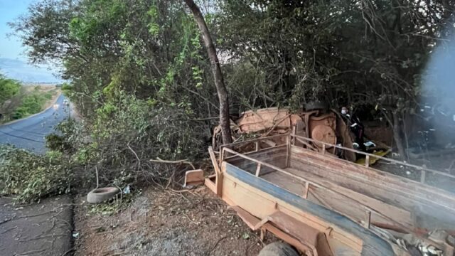 Duas pessoas morrem e três ficam feridas após carro com carretinha capotar na GO-330, entre Orizona e Pires do Rio