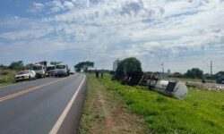 Carreta tomba na MGC-497 e rodovia fica interditada nos dois sentidos em Uberlândia Carreta tomba na MGC-497 e rodovia fica interditada nos dois sentidos em Uberlândia