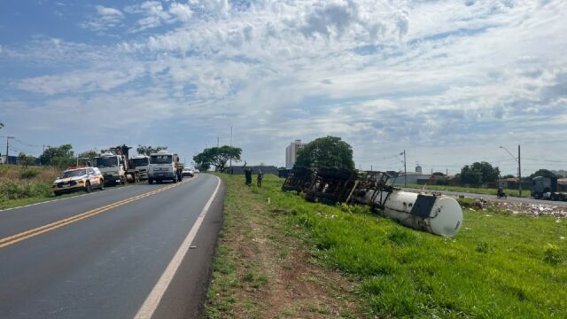 Carreta tomba na MGC-497 e rodovia fica interditada nos dois sentidos em Uberlândia