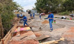Prefeitura realiza obras para corrigir erosão em avenida de Corumbaíba