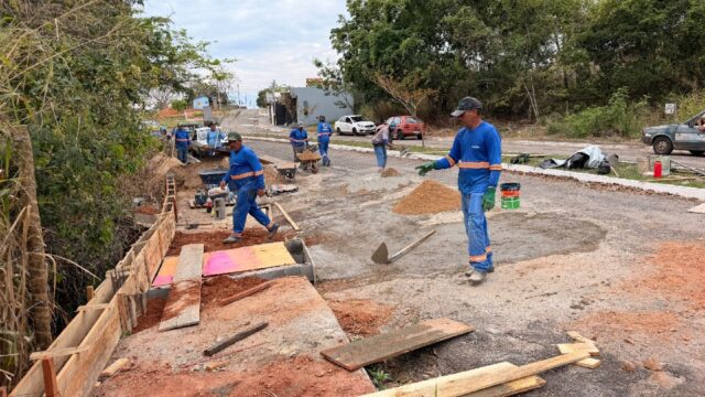 Prefeitura realiza obras para corrigir erosão em avenida de Corumbaíba
