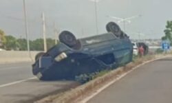 Carro com reboque capota em Catalão Carro com reboque capota em Catalão