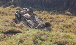 Mulher fica ferida após carro sair da pista e cair em ribanceira na GO-305, entre Cumari e Goiandira