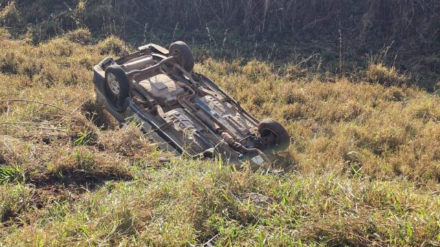 Mulher fica ferida após carro sair da pista e cair em ribanceira na GO-305, entre Cumari e Goiandira