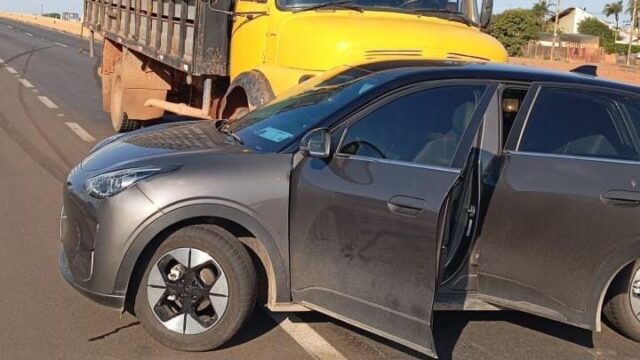 Colisão lateral entre caminhão e carro é registrada na BR-050, em Catalão