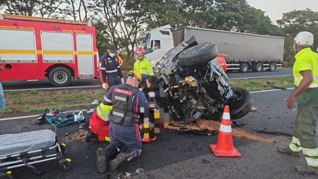 Colisão entre carro e veículo pesado termina em capotamento na BR-050, em Araguari