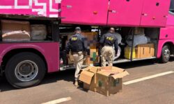 PRF apreende dois ônibus com mercadorias sem documentação fiscal na BR-050, em Ipameri