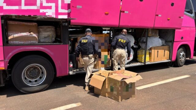PRF apreende dois ônibus com mercadorias sem documentação fiscal na BR-050, em Ipameri