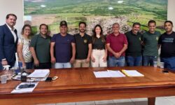 Prefeito Cebinha Nascimento e vice Nelci Cândido recebem diretoria do Agro Esporte Clube em Ouvidor Prefeito Cebinha Nascimento e vice Nelci Cândido recebem diretoria do Agro Esporte Clube em Ouvidor