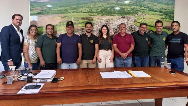 Prefeito Cebinha Nascimento e vice Nelci Cândido recebem diretoria do Agro Esporte Clube em Ouvidor