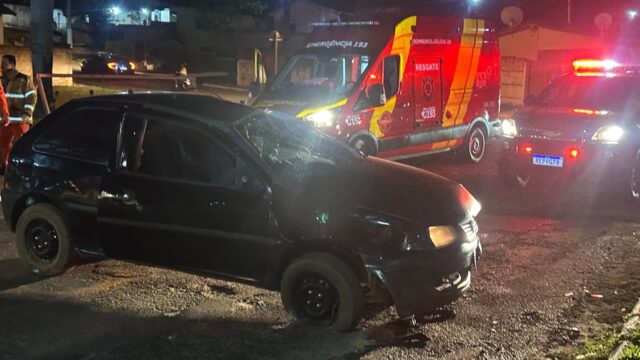 Carro capota após bater contra estrutura de ferro em Ipameri