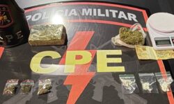 CPE apreende drogas e conduz suspeito por tráfico em Catalão CPE apreende drogas e conduz suspeito por tráfico em Catalão
