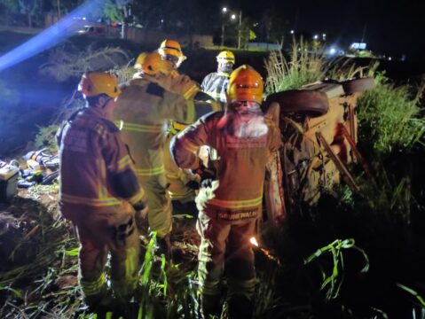 Mulher fica ferida após carro capotar na BR-497, em Uberlândia