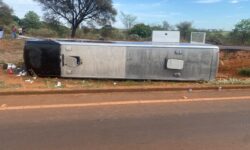 Ônibus com 51 passageiros tomba em trevo e deixa 12 feridos na LMG-799, em Uberaba Ônibus com 51 passageiros tomba em trevo e deixa 12 feridos na LMG-799, em Uberaba