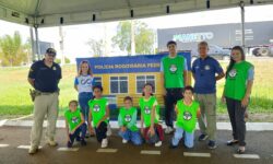 Crianças participam de atividades de educação para o trânsito durante visita à PRF em Catalão Crianças participam de atividades de educação para o trânsito durante visita à PRF em Catalão