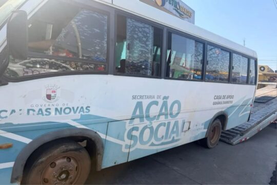 Homem bebe e furta ônibus da Prefeitura de Caldas Novas para buscar amigos usuários de drogas