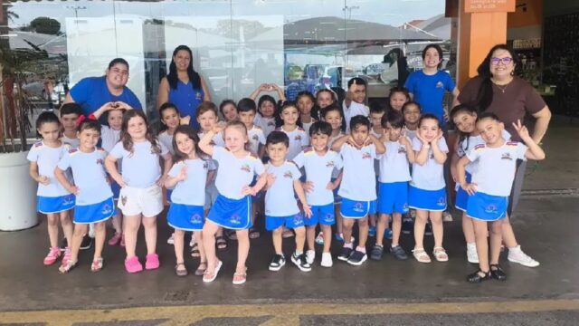 Alunos da Escola Casinha Feliz participam de atividade prática de educação financeira em supermercado