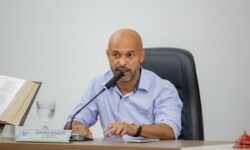 Durante sessão, vereador Jorginho cobra empresa por atrasos em salários e férias de trabalhadores em Ouvidor Durante sessão, vereador Jorginho cobra empresa por atrasos em salários e férias de trabalhadores em Ouvidor