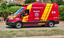 Em Catalão, adolescente fica ferido após perder controle de bicicleta e bater contra poste