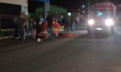 Três pessoas ficam feridas após duas motos se envolvem em acidente e atingem veículo estacionado em Ipameri