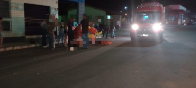 Três pessoas ficam feridas após duas motos se envolvem em acidente e atingem veículo estacionado em Ipameri
